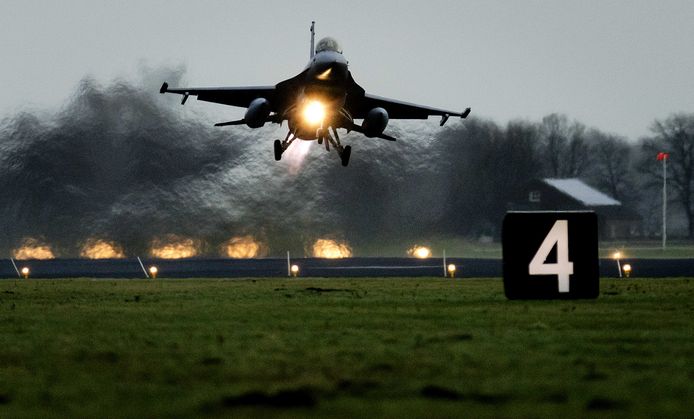 Een Nederlandse F-16 vertrekt vanaf vliegbasis Volkel.