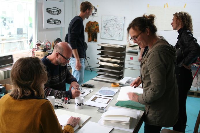 Plakken, knippen en kopieren voor de eerste uitgave van Petrichor. In het atelier van  Jeroen Diepenmaat zijn de kunstenaars druk bezig.