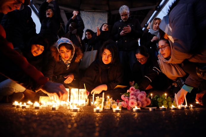 Verschillende mensen staken kaarsen aan voor de slachtoffers.