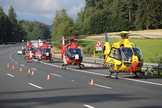 Traumahelikopters wachten vlak bij de plek van het ongeluk.