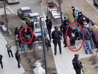 KIJK. Beelden tonen hoe verdachte van aanslag in Moskou hardhandig en half dood naar reconstructie wordt gesleept