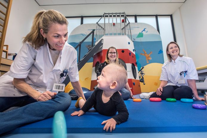 Op de voorgrond Micha met om hem heen v.l.n.r. May van Gijn-Huyssen van Kattendijke, Josianne en Lyanne Rövekamp-Abels bij de Integrale gezinspoli Juliana Kinderziekenhuis.