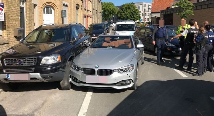 De bestuurder van deze BMW is door de carjacker in zijn vlucht tegen een geparkeerde Volvo geduwd.