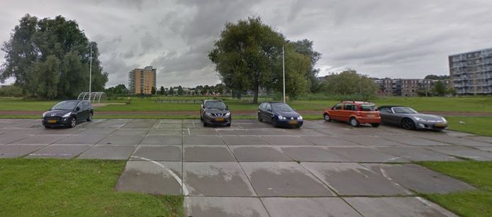 De tijdelijke parkeerplaats bij winkelcentrum Vlietplein was toch niet zo tijdelijk, maar zal nu verdwijnen in deze vorm.