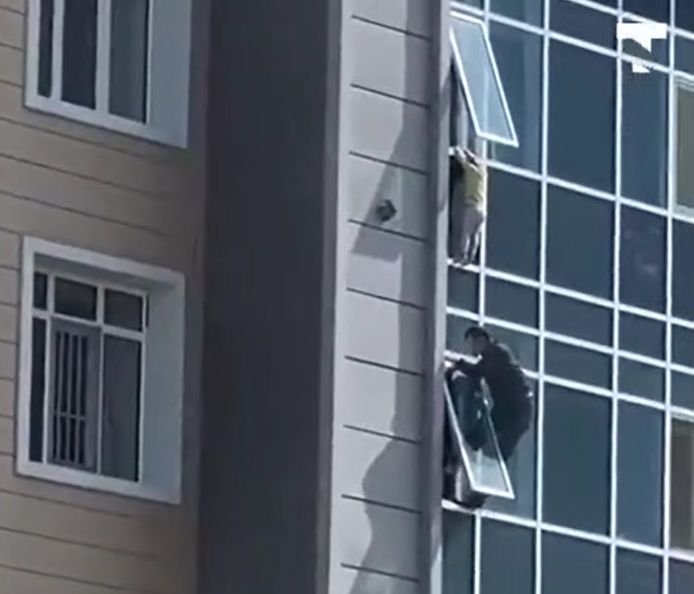 Une petite fille de trois ans s'est retrouvée suspendue à la fenêtre de l'appartement de sa famille, à plus de 30 mètres de hauteur.