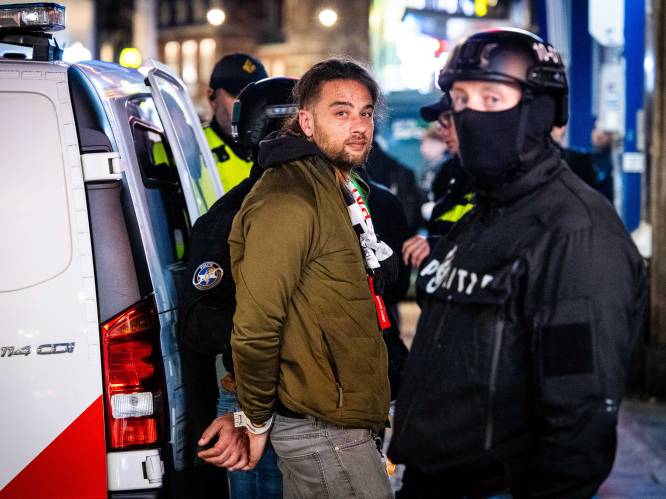 Politie verjaagt manifestanten met wapenstok uit buurt Amsterdamse universiteit: “Met elke politieknuppel zullen wij verder escaleren”, reageren activisten