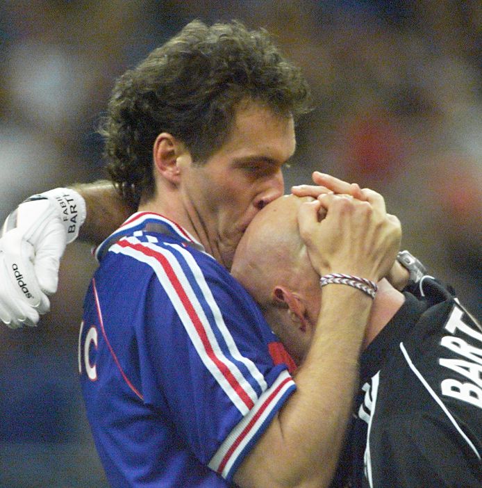 Laurent Blanc kuste het kale hoofd van Fabien Barthez in 1998 ook na de gewonnen finale tegen Brazilië.
