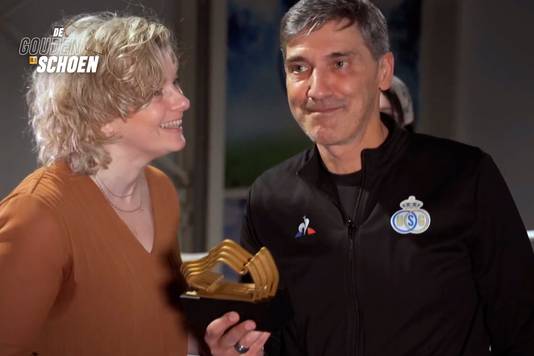 Mazzu kreeg de trofee uit handen van zijn vrouw Julie.
