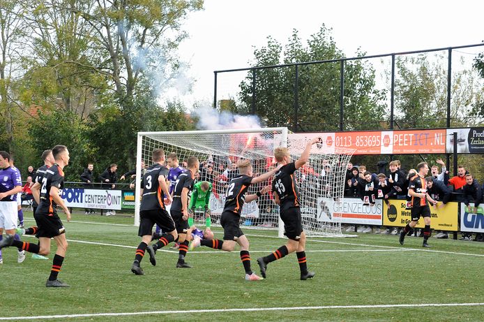 Op het veld van MZC'11 liggen rubberen korrels. ,,Vervuilend en ongezond", vindt GroenLinks.