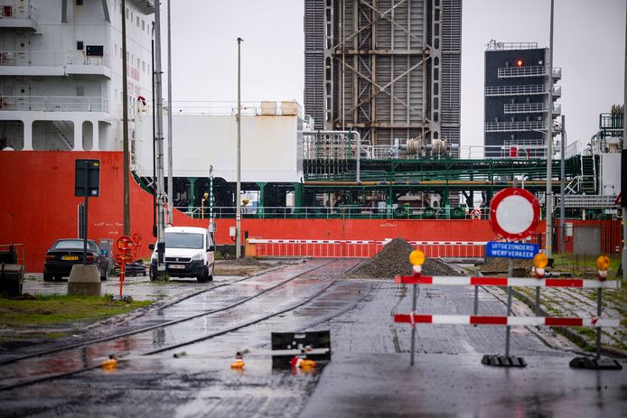 Werken momenteel in uitvoering in de haven: aan de Zandvliet- en Berendrechtsluis zullen fietsers binnenkort op een veiligere manier de bruggen over de sluizen kunnen op- en afrijden en ook de sporen op een veilige manier kunnen kruisen.