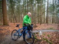 Kleurrijke bidons liggen dankzij Jan van de Maat niet meer in bos langs Rijssense mtb-route maar in de bureaula