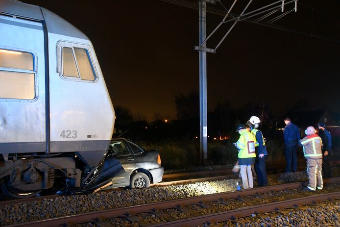 De kleine Volkswagen verdween voor de helft onder de voorzijde van de trein, nadat het voertuig was gegrepen op de overweg aan de Burgerleenstraat in Koolskamp.