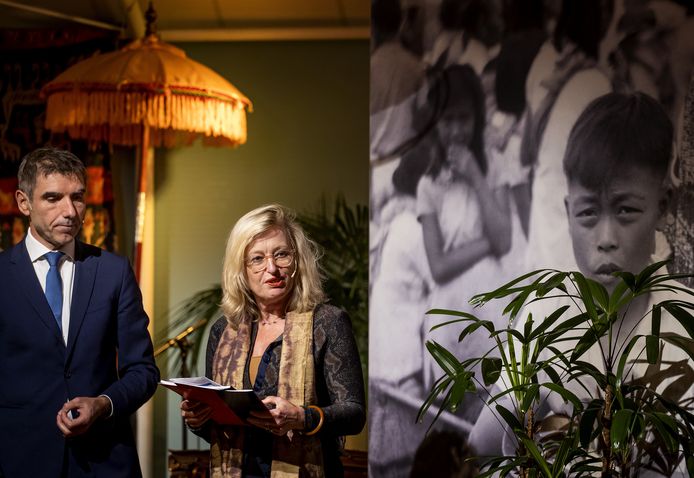 Jet Bussemaker vorig jaar bij de presentie van plannen om ruim 20 miljoen euro beschikbaar te stellen voor collectieve erkenning van de Indische gemeenschap in Nederland. Naast haar toenmalig staatssecretaris Paul Blokhuis (VWS).