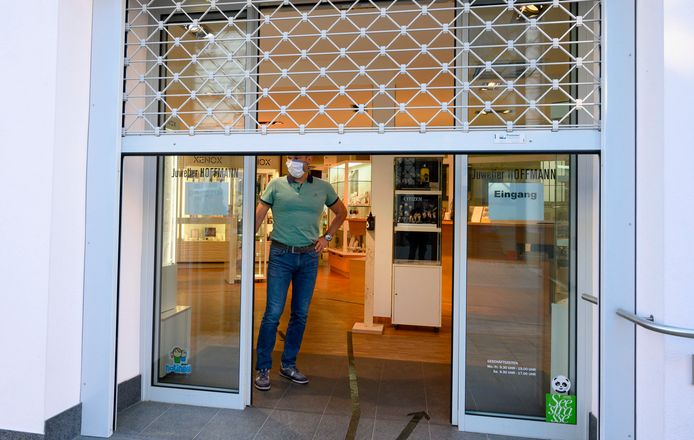 Kleinere winkels mogen in Duitsland vanaf vandaag de deuren weer openen.