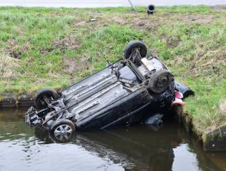 Auto belandt na botsing in een watergang in Hulst