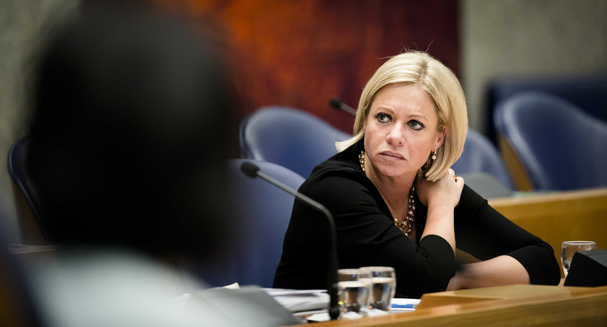 Minister Hennis tijdens het debat. Beeld ANP