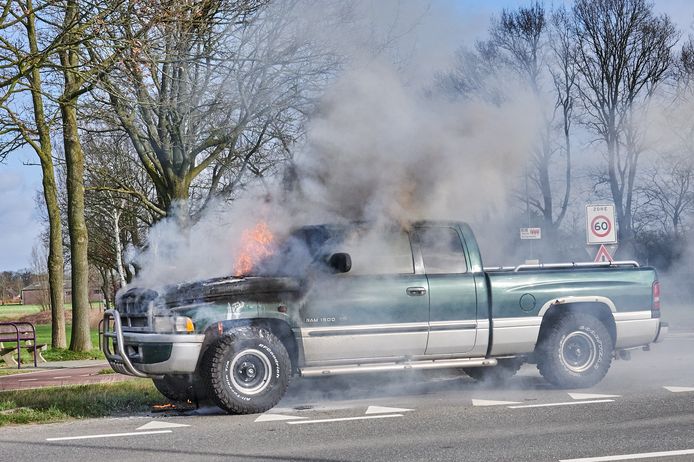 Een auto vloog zaterdagochtend spontaan in brand op de Chaamseweg in Ulvenhout.