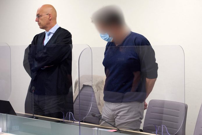 De intussen 50-jarige Duitser naast zijn advocaat in de rechtbank dinsdag.