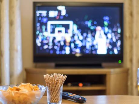 Nederlanders kijken door coronacrisis massaal veel meer tv