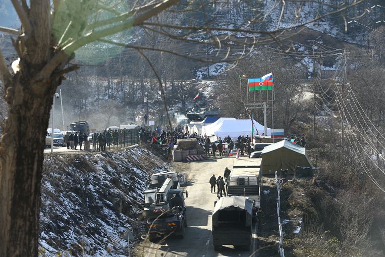 De spanningen tussen Azerbeidzjan en Armenië liggen dicht onder de oppervlakte. Zo blokkeert een Azerbeidzjaanse ‘milieu-ngo’ al maanden de corridor die Armenië verbindt met de enclave Nagorno Karabach.  Beeld Anadolu Agency via Getty Images