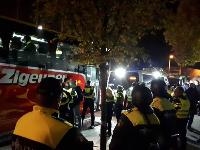 Rellen buiten stadion FC Den Bosch: ME grijpt in tegen 50 Belgische hooligans, politie met vuurwerk bekogeld