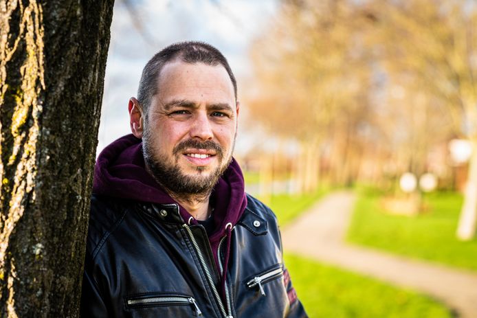 Mike van Oostwaard wil graag weer aan de slag, maar werkgevers durven hem niet aan te nemen, omdat hij een hersentumor heeft.