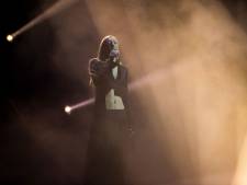 Intieme en duistere lichtshow moet zuiver zingende S10 naar toppositie helpen op songfestival