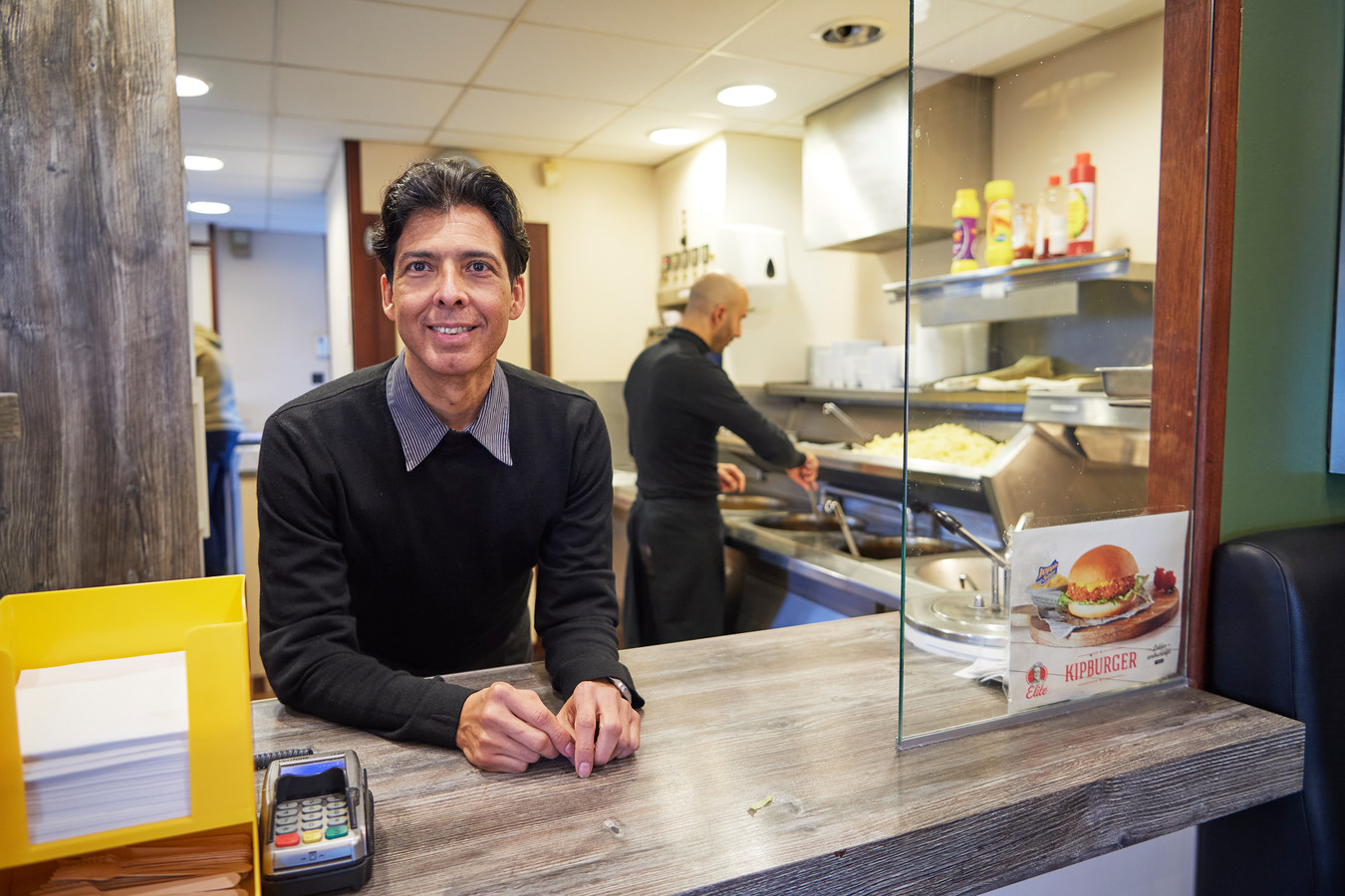 Clive Paesch in zijn frietzaak in Heesch.