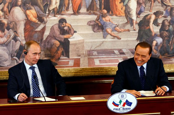 De voormalige Italiaanse premier Silvio Berlusconi met Vladimir Poetin in 2010. Poetin was destijds premier.