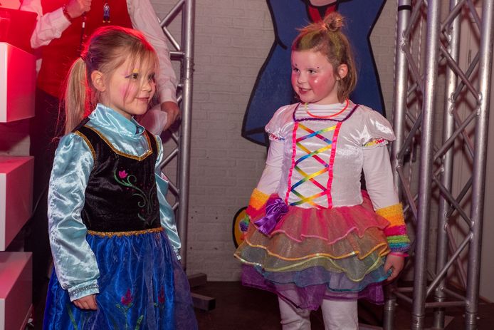 Deze deelnemertjes aan het defilé in ‘t Môks Café vinden het nog wat spannend op de bühne.