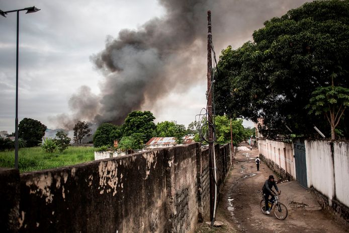 Een opslagplaats van de kiescommissie in Kinshasa gaat in vlammen op. De foto werd begin deze week gemaakt.