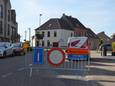 Een deel van de Kerkstraat in Welle, dat aan de Wildebeekstraat grenst, is al een tijdje afgesloten, maar er zal nu één rijstrook worden vrijgegeven.