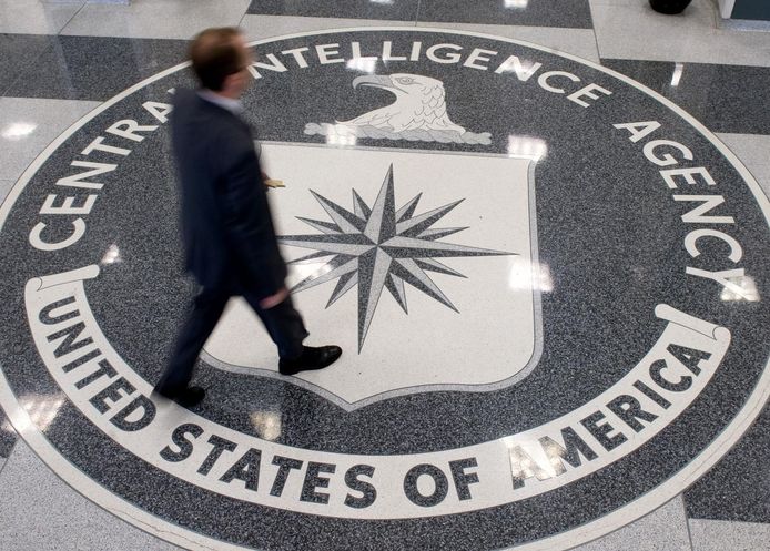 Een man loopt over het logo van de CIA in het hoofdkwartier van de Central Intelligence Agency in Langely, Virginia.