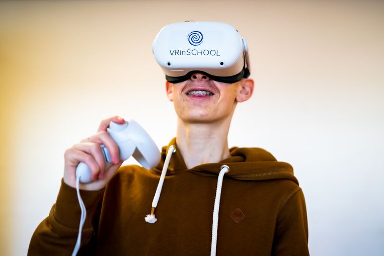 Leerlingen testen VR-brillen voor interactiever afstandsonderwijs op het Stad College in Almere. Beeld Joris van Gennip