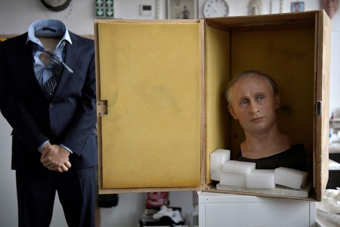 Poetins standbeeld in wax wordt opgeborgen in het Parijse Grévin-museum, foto genomen op 1 maart 2022.