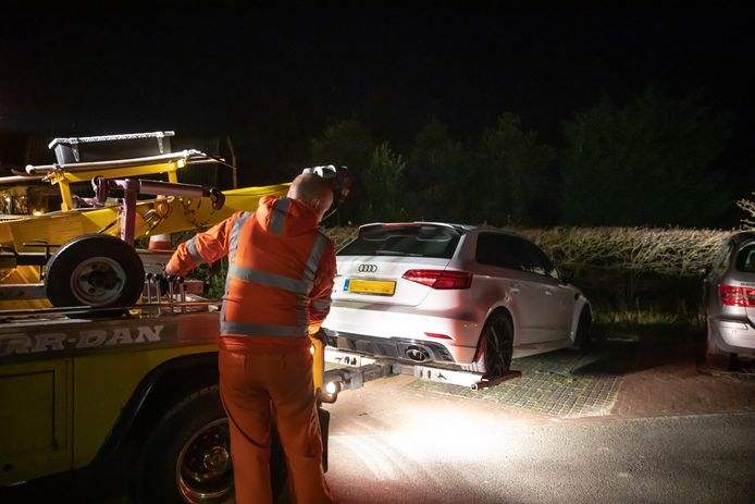 In samenwerking met de buren heeft de politie de auto teruggevonden, maar zonder dief.