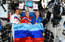 De Russische astronauten in het internationale ruimtestation ISS met de vlag van de zelfverklaarde Volksrepubliek Loehansk.