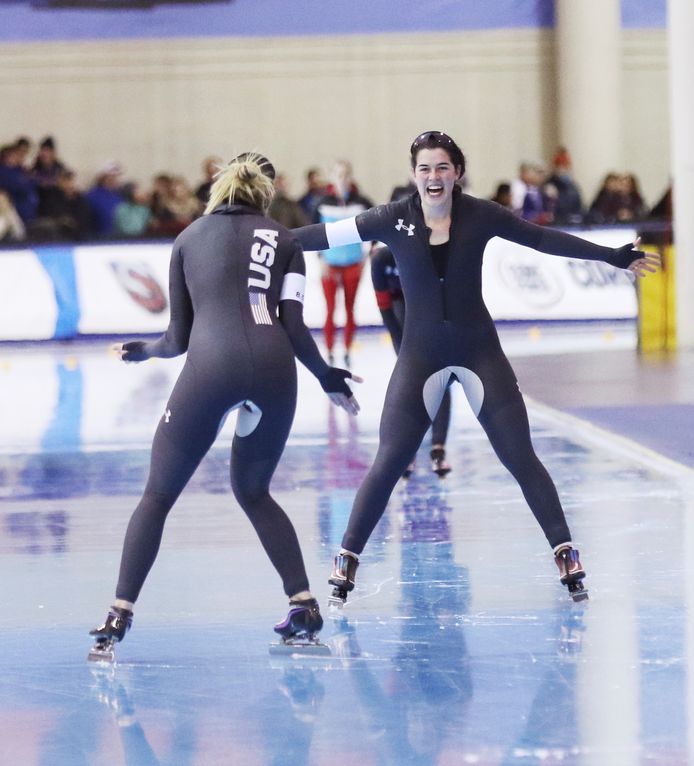 Carlijn Schoutens (rechts) heeft zich geplaatst voor de 3000 meter.