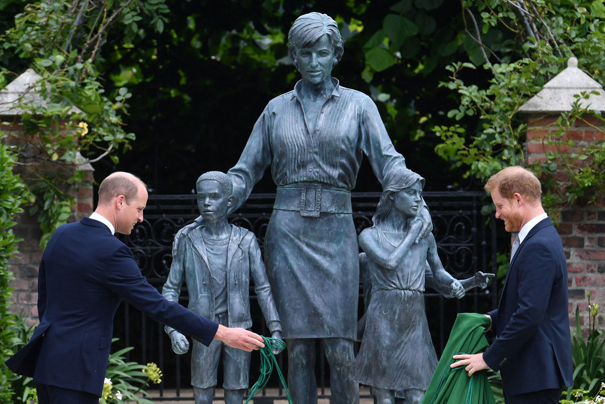 De prinsen William en Harry bij het standbeeld van hun moeder, prinses Diana. Beeld AFP