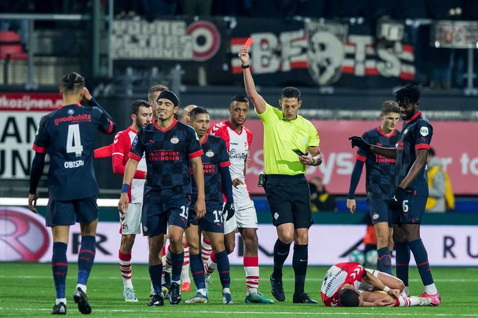Mauro Juniór krijgt rood van Jeroen Manschot.