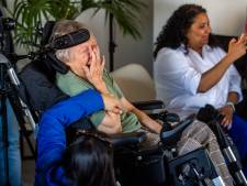 Ongeneeslijk zieke Margie (79) straalt, huilt en zingt geluidloos mee als OG3NE haar verrast met huisconcert