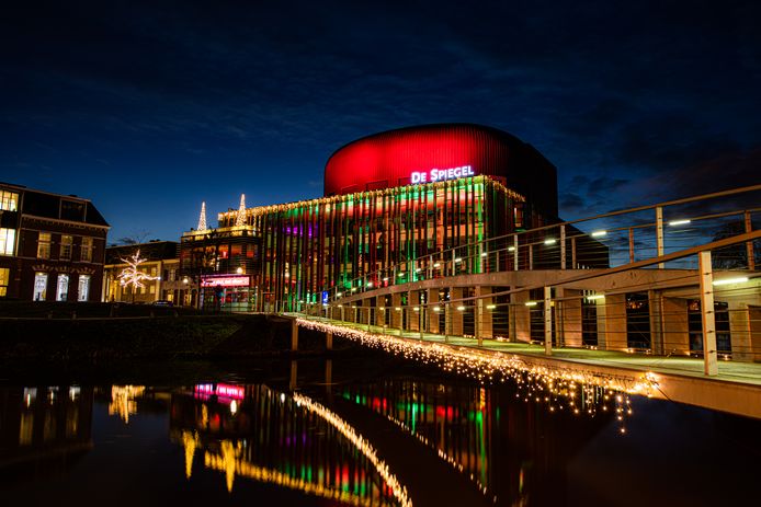 bevind zich Statistisch moeilijk Theaters in Zwolle sluiten zich aan bij jassenactie voor Oekraïne: 'Laat je  jas achter na een voorstelling' | Zwolle | destentor.nl