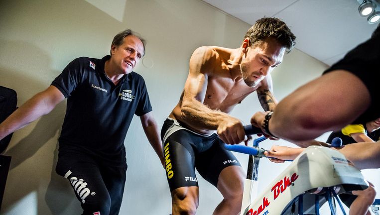 Jac Orie kijkt toe hoe Kjeld Nuis, wereldkampioen op de 1.000 en 1.500 meter, zich afbeult tijdens de Wingatetest op een speciaal geijkte hometrainer. Beeld Stephan Tellier
