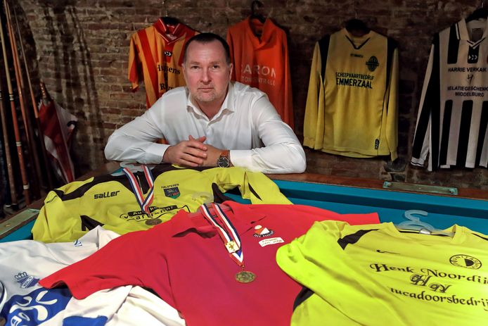Unitas'30-trainer Kees de Rooij, te midden van shirts van clubs waar hij als voetballer of trainer actief is geweest.