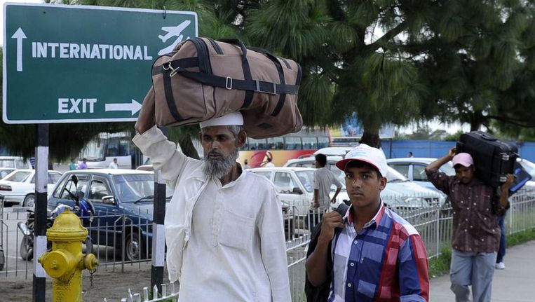 Nepalese gastarbeiders komen aan op het vliegveld van Kathmandu in Katar. Beeld afp