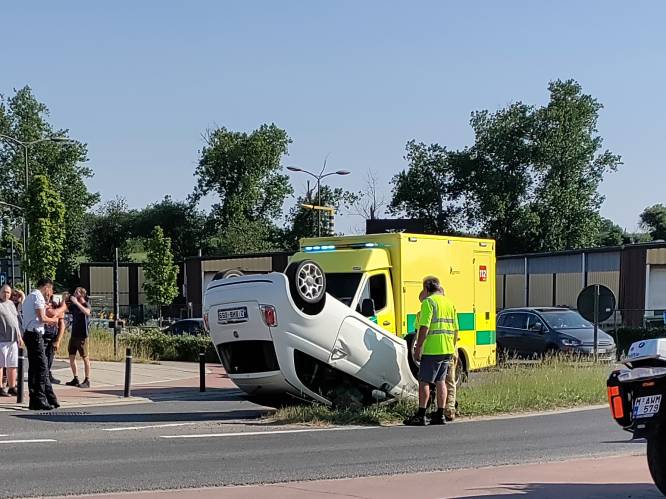 Fiat belandt op dak, bestuurster naar ziekenhuis