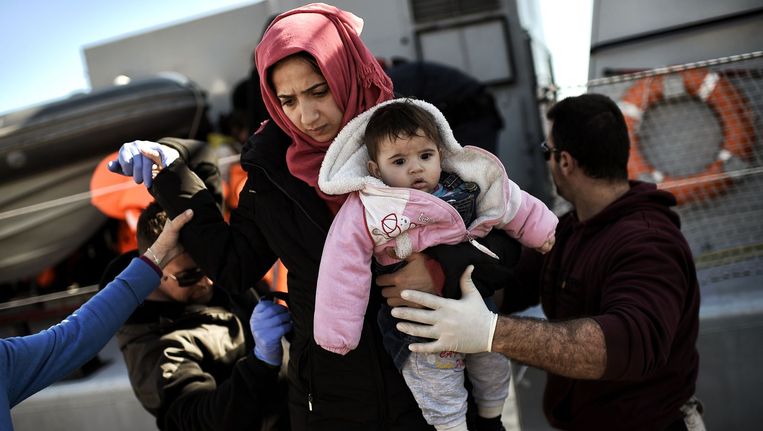 Vluchtelingen komen aan op het Griekse eiland Lesbos. Beeld AFP