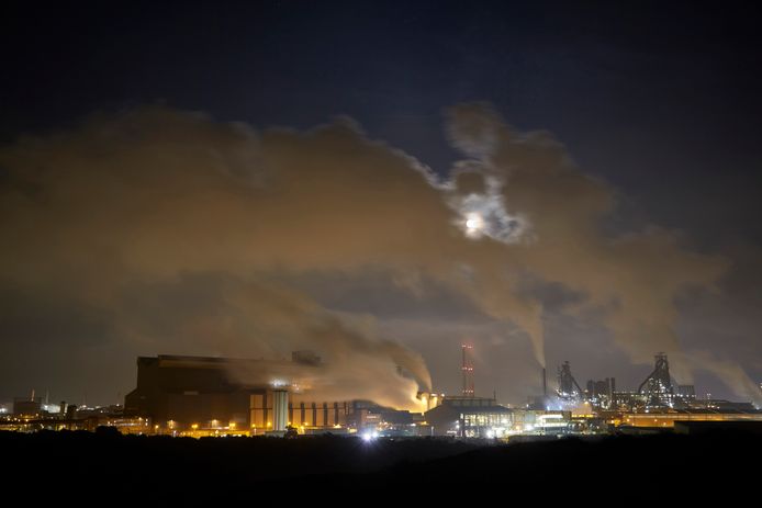 Zware uitstoot bij de staalfabrieken van Tata Steel IJmuiden.