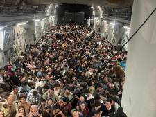 Misschien wel dé foto van het jaar: 640 Afghanen op de vlucht in Amerikaans militair toestel