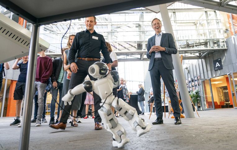 Minister Robbert Dijkgraaf (Onderwijs, Cultuur en Wetenschap), rechts op de foto, woonde op 1 september de opening van het mbo-jaar bij.  Beeld ANP